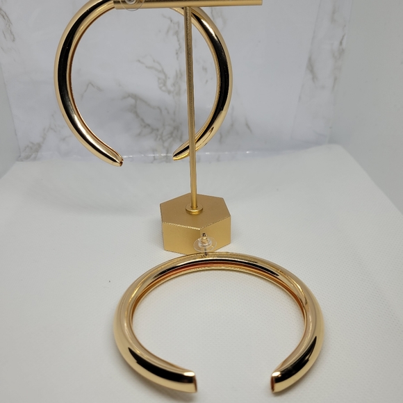 "Arch your back" earrings - Picture 3 of 5